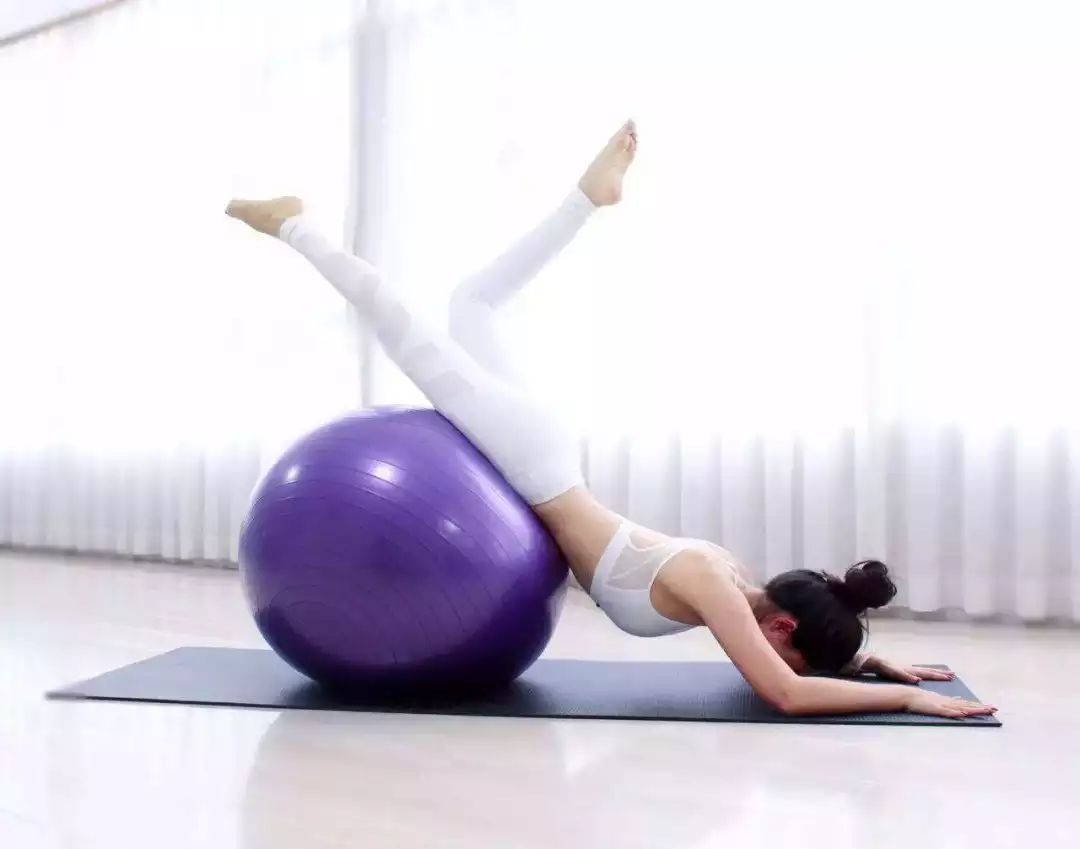 孕妇在家做瑜伽拉伸运动在家里放松瑜伽图片下载 - 觅知网